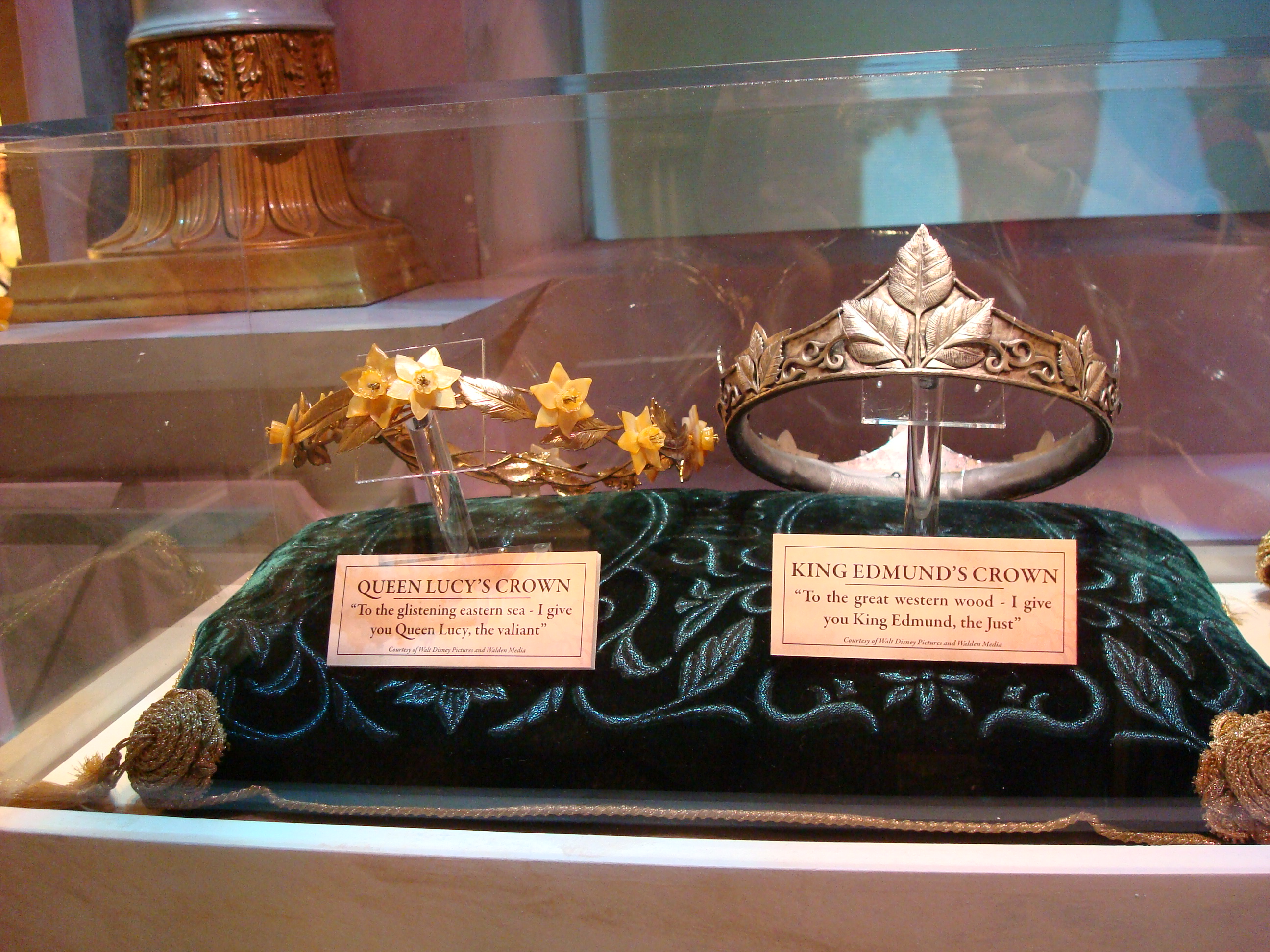 Treasure crown close